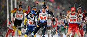 Weltmeisterschaft im Biathlon in Tschechien 2024.  Das Teilnehmerfeld um Tarjei Bö (M) aus Norwegen nach dem Start.