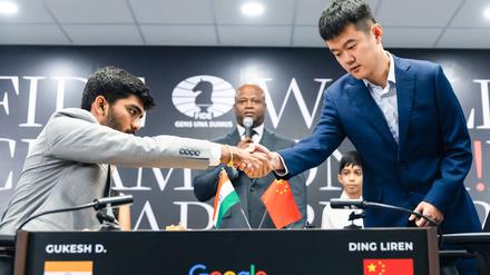 In der zweiten Partie einigten sich Dommaraju Gukesh (l) und Ding Liren auf ein Remis.