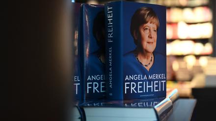Das Buch von Ex-Kanzlerin Angela Merkel auf einem Tisch im Kulturkaufhaus Dussmann in der Berliner Friedrichstraße.