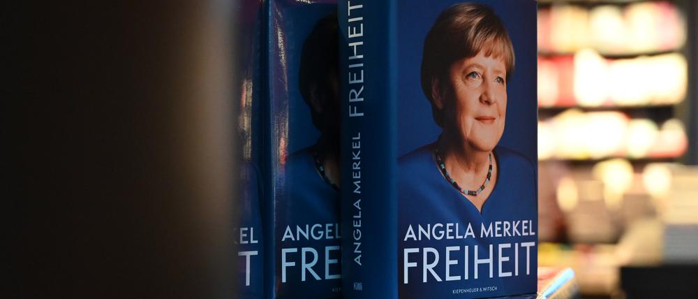 Das Buch von Ex-Kanzlerin Angela Merkel auf einem Tisch im Kulturkaufhaus Dussmann in der Berliner Friedrichstraße.