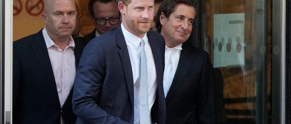 Anwalt David Sherborne (r.) schätzt die Gerichtskosten für das Verfahren von Prinz Harry (M.) und anderen Promis auf mehr als 38 Millionen Pfund. (Archivbild)