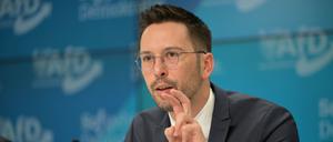 Dennis Hohloch, Parlamentarischer Geschäftsführer der AfD Brandenburg, gestikuliert bei einer Pressekonferenz nach der konstituierenden Sitzung der Brandenburger AfD-Fraktion. 
