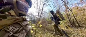 26.11.2024, Ukraine: Auf diesem vom Pressedienst des russischen Verteidigungsministeriums am 26.11.2024 veröffentlichten Foto aus einem Video via AP wechseln einige Scharfschützen der russischen Armee während eines Gefechts mit ukrainischen Streitkräften an einem nicht genannten Ort in der Ukraine ihre Position.