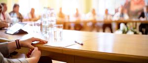 People at a round table discuss different issues. Focus on hand