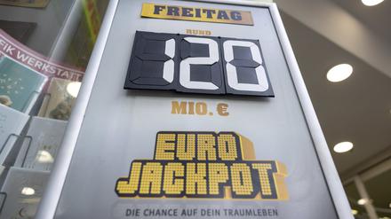 21.11.2024, Nordrhein-Westfalen, Köln: „120 Millionen Euro im Eurojackpot“ steht auf einer Tafel vor einer Lotto-Annahmestelle.