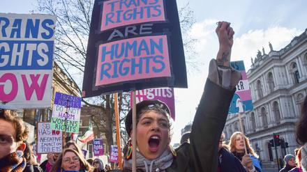 Großbritannien, London: Demonstranten versammeln sich vor der Downing Street, um für die Rechte von Transsexuellen zu demonstrieren, nachdem der britische Premierminister die schottischen Reformen zur Geschlechtsanerkennung blockiert hat.