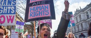 Großbritannien, London: Demonstranten versammeln sich vor der Downing Street, um für die Rechte von Transsexuellen zu demonstrieren, nachdem der britische Premierminister die schottischen Reformen zur Geschlechtsanerkennung blockiert hat.