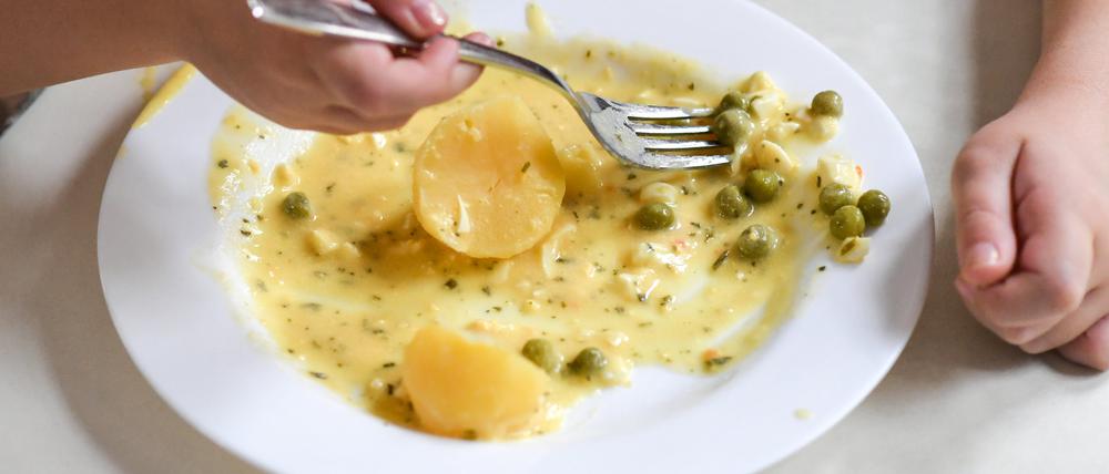 Schüler beim Mittagessen in der Mensa einer Berliner Grundschule. 