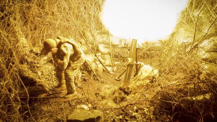 Ein ukrainischer Soldat mit einem Mörser. 
