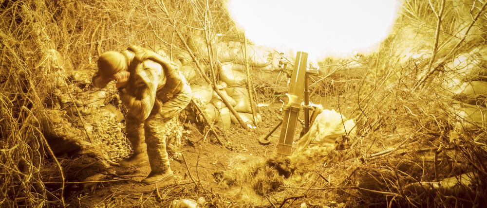 Ein ukrainischer Soldat mit einem Mörser.