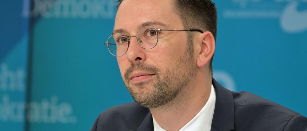 Eine Mutter geht vor Gericht gegen den AfD-Landtagsabgeordneten Dennis Hohloch vor. Es geht um Aussagen vor Grundschülern zu Gruppenvergewaltigungen und Beiträgen in sozialen Medien. (Archivbild)