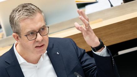 Finanzsenator Stefan Evers ist skeptisch, ob sich ein Umzug der Zentral- und Landesbibliothek in die Friedrichstraße finanzieren lässt. (Archivfoto) 