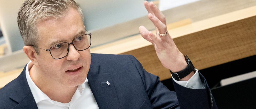 Finanzsenator Stefan Evers ist skeptisch, ob sich ein Umzug der Zentral- und Landesbibliothek in die Friedrichstraße finanzieren lässt. (Archivfoto) 