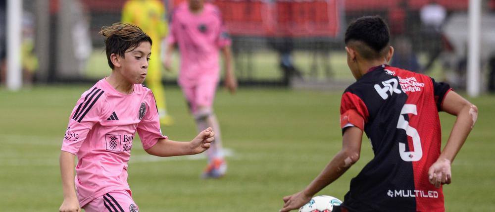 Thiago Messi (l) spielte mit Inter Miami gegen den Jugenclub seines berühmten Vaters.
