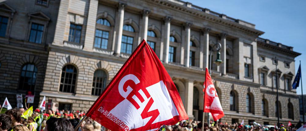 Die Gewerkschaft Erziehung und Wissenschaft (GEW) hat zu einem Warnstreik an Berliner Schulen aufgerufen. (Archivbild) 
