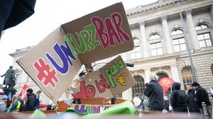 «Unkürzbar» und «Wo ist Para» («Para» steht für Geld) steht während einer Demonstration gegen Haushaltskürzungen im Sozial- und Bildungsbereich vor dem Abgeordnetenhaus auf Schildern. In der 56. Plenarsitzung des Berliner Abgeordnetenhauses geht es vor allem um den Haushalt 2025 und die Kürzungen in diesem. +++ dpa-Bildfunk +++