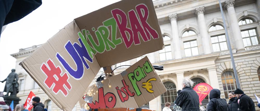 „Unkürzbar“ steht während einer Demonstration gegen Haushaltskürzungen im Sozial- und Bildungsbereich vor dem Abgeordnetenhaus auf Schildern. 