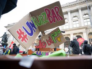 «Unkürzbar» und «Wo ist Para» («Para» steht für Geld) steht während einer Demonstration gegen Haushaltskürzungen im Sozial- und Bildungsbereich vor dem Abgeordnetenhaus auf Schildern. In der 56. Plenarsitzung des Berliner Abgeordnetenhauses geht es vor allem um den Haushalt 2025 und die Kürzungen in diesem. +++ dpa-Bildfunk +++