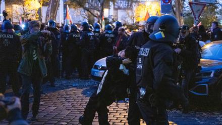 Bei einer propalästinensischen Demonstration werden elf Polizisten verletzt. (Archivbild)