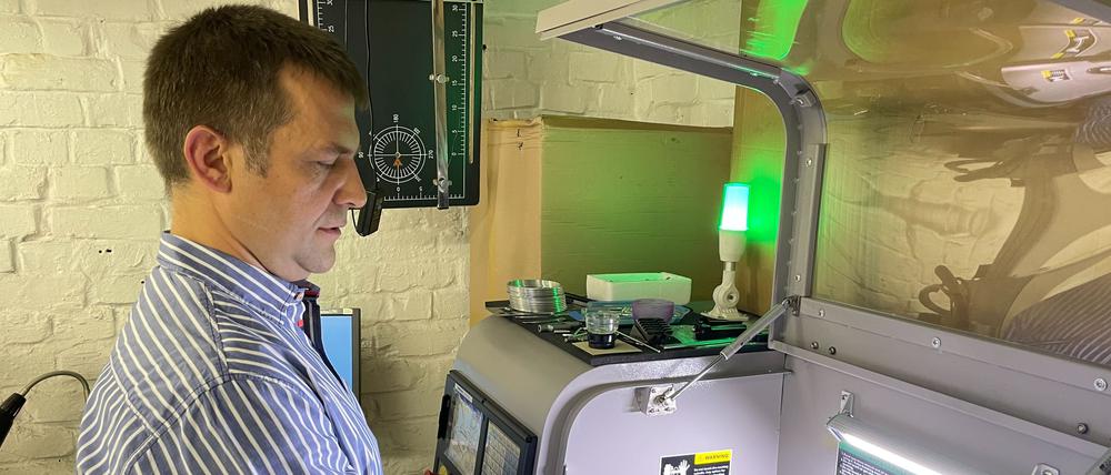 Der 44-jährige Ukrainer Oleh Lizohub baut in Berlin Lautsprecherboxen der Spitzenklasse. Die Boxen seines Unternehmens Camerton Audio werden gefeiert in internationalen Fachmagazinen; er verkauft seine Manufakturware von Kanada bis China.