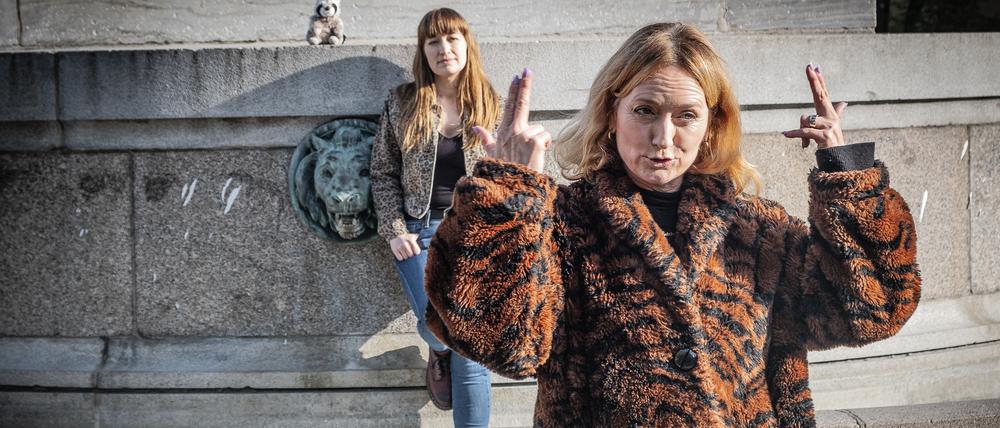 Caren Lay hat den Song „It Girl“ von Shirin David umgetextet. Sie rappt: „Mietenwahnsinn, Preise machen ‚bumm bumm‘. Regierung schaut zu, seid ihr dumm, dumm?“