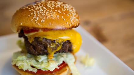 Ein Cheeseburger im Burgerladen.