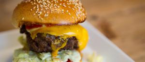 Ein Cheeseburger im Burgerladen.