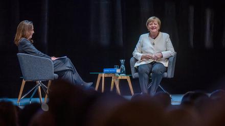 Ex-Kanzlerin Angela Merkel sitzt auf der Bühne des Deutschen Theaters – neben ihr Moderatorin Anne Will.