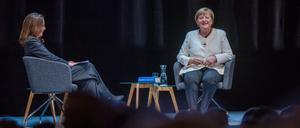 Ex-Kanzlerin Angela Merkel sitzt auf der Bühne des Deutschen Theaters – neben ihr Moderatorin Anne Will.