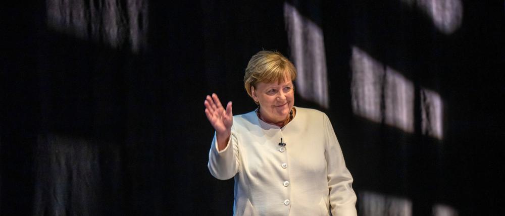 Die frühere Bundeskanzlerin Angela Merkel gibt sich bei der Vorstellung ihrer Memoiren schlagfertig und ein wenig selbstkritisch.