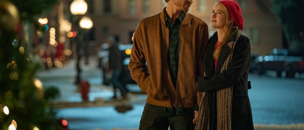 Chad Michael Murray und Britt Robertson im Netflix-Weihnachtsfilm „The Merry Gentlemen“ (Start war am 20. November).