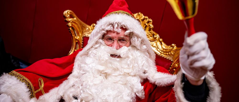 Wer sich für den Job als Weihnachtsmann interessiert, muss neben einem Führerschein nur ein wenig Schauspieltalent mitbringen. (Archivbild)