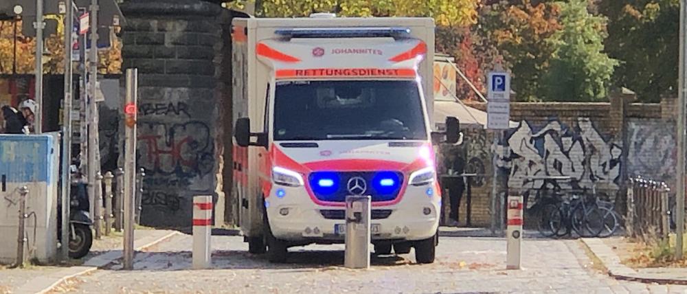 Rettungswagen am Lausitzer Platz.
