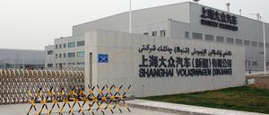 Eine Metallabsperrung vor der Einfahrt zum Werk von Volkswagen in Urumqi, der Hauptstadt von Xinjiang