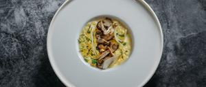 Teller aus dem Restaurant Loxa (Suarezstraße 49, Charlottenburg) für die Restaurantkritik vom 30.11.24