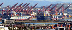 Containerschiffe im Hafen von Los Angeles und Long Beach. Donald Trumps Zollpläne könnten die US-Wirtschaft schädigen. 