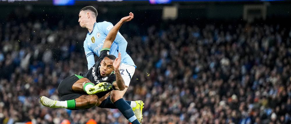 Igor Paixao von Feyenoord Rotterdam im Champions-League-Duell mit Phil Foden von Manchester City.