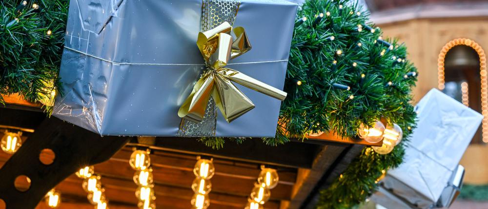 Viele Menschen in Deutschland setzen in diesem Jahr auf Secondhand-Geschenke. (Archivbild)