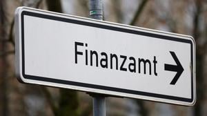 ARCHIV - 20.12.2022, Mecklenburg-Vorpommern, Rostock: ILLUSTRATION - Ein Schild weist den Weg zum Finanzamt.  (zu dpa: «Mehr Bewerbungen für Stellen in Steuerverwaltung») Foto: Bernd Wüstneck/dpa +++ dpa-Bildfunk +++