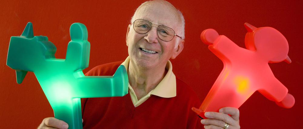 Der Erfinder des Ampelmännchens, Karl Peglau, hält am 10.05.2007 in Berlin ein rotes und ein grünes Ampelmännchen in seinen Händen. 