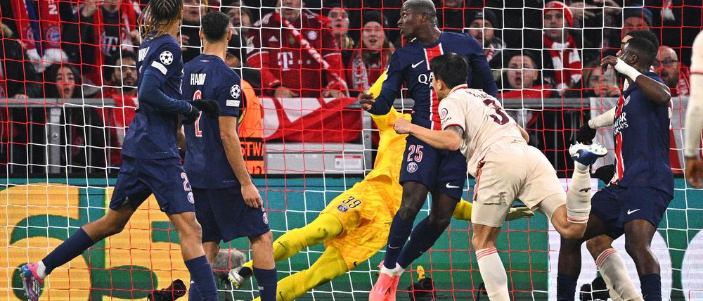 Bayern-Verteidiger Minjae Kim (r) köpft sein erstes Champions-League-Tor. 