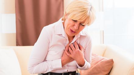 Ein klassisches Symptom eines Herzinfarkts kommt bei beiden Geschlechtern vor: ein massives Engegefühl über der Brust und ein extremer Druck.