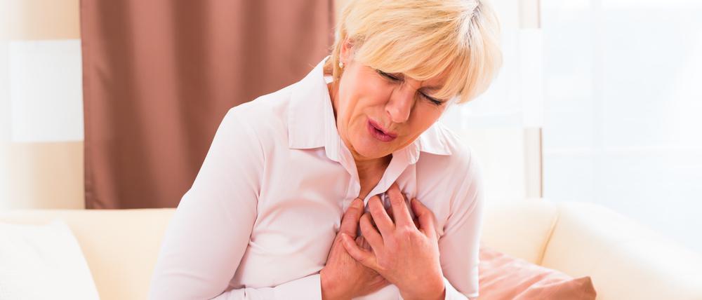 Ein klassisches Symptom eines Herzinfarkts kommt bei beiden Geschlechtern vor: ein massives Engegefühl über der Brust und ein extremer Druck.