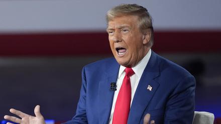 Der zukünftige US-Präsident Donald Trump nimmt in der New Holland Arena an einer Diskussionsrunde mit dem Fox-Nachrichtenmoderator Hannity teil. Trump hat hohe Importzölle auf Waren aus Mexiko und Kanada angekündigt sowie zusätzliche Zölle auf Waren aus China. Umsetzen könnte dies der neue Handelsbeauftragte Jamieson Greer, den Trump nun nominiert hat.