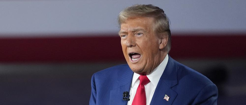 Der zukünftige US-Präsident Donald Trump nimmt in der New Holland Arena an einer Diskussionsrunde mit dem Fox-Nachrichtenmoderator Hannity teil. Trump hat hohe Importzölle auf Waren aus Mexiko und Kanada angekündigt sowie zusätzliche Zölle auf Waren aus China. Umsetzen könnte dies der neue Handelsbeauftragte Jamieson Greer, den Trump nun nominiert hat.