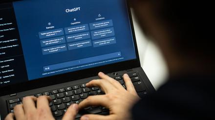 Zwei Jahre nach der Premiere von ChatGPT hat erstmals mehr als die Hälfte der Menschen in Deutschland ab 16 Jahren bereits Anwendungen generativer Künstlicher Intelligenz genutzt. (Symbolbild)