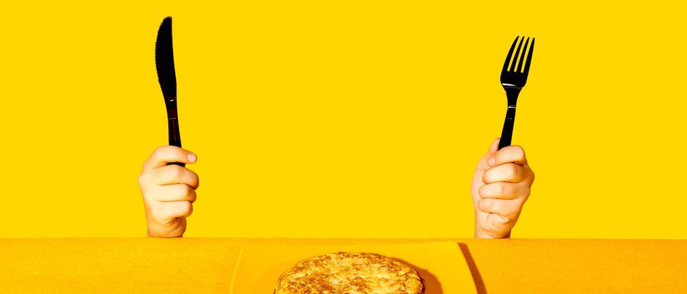 Komplizierte Gabelhaltung. Der pragmatische Umgang mit Esswerkzeugen wirkt oft auch ästhetisch gut.