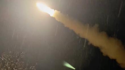 19.11.2024, Ukraine: Dieses Bild stammt aus einem Video, das ein mit dem ukrainischen Militär verbundener Telegram-Kanal veröffentlichte. Der Kanal behauptet, es zeige eine von den USA gelieferte ATACMS-Rakete, die von einem ungenannten Ort in der Ukraine abgefeuert wird. 