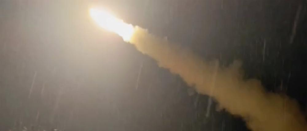 19.11.2024, Ukraine: Dieses Bild stammt aus einem Video, das ein mit dem ukrainischen Militär verbundener Telegram-Kanal veröffentlichte. Der Kanal behauptet, es zeige eine von den USA gelieferte ATACMS-Rakete, die von einem ungenannten Ort in der Ukraine abgefeuert wird.