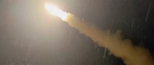 19.11.2024, Ukraine: Dieses Bild stammt aus einem Video, das ein mit dem ukrainischen Militär verbundener Telegram-Kanal veröffentlichte. Der Kanal behauptet, es zeige eine von den USA gelieferte ATACMS-Rakete, die von einem ungenannten Ort in der Ukraine abgefeuert wird. 